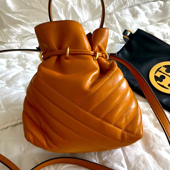 TORY KIRA CHEVRON MINI BUCKET BAG! Squash orange pumpkin 🎃 CROSSBODY - Picture 4 of 7